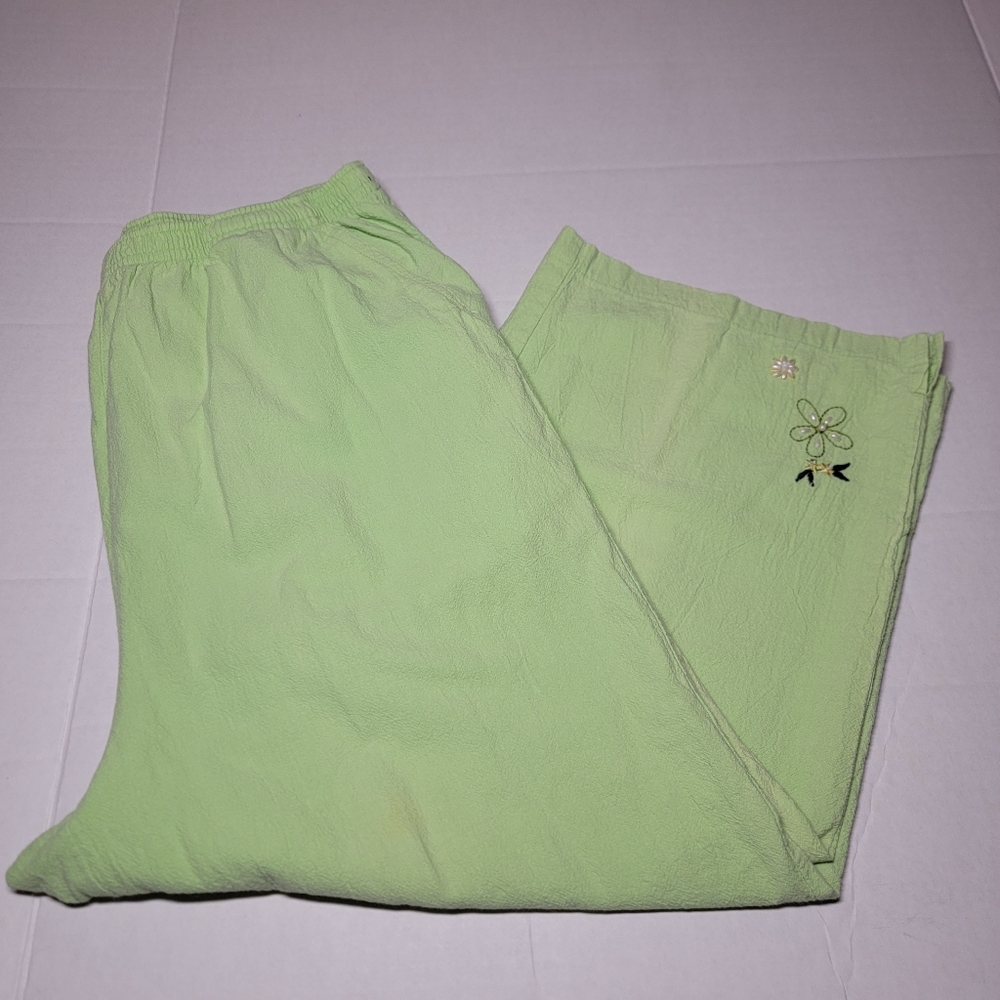 💚 Bobbie Brooks Lime Capri Pants‎ with Embroidery